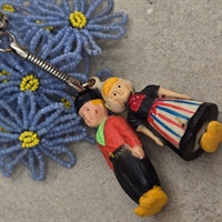 mand-kone-i-hollandske-nationaldragter-gule-traesko-nøglering-retro